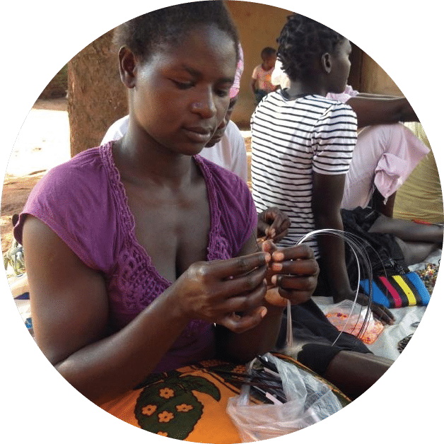 Nous achetons des produits auprès de deux groupes artisanaux dans la région de Gulu en Ouganda, aidant plus de 45 personnes et leurs familles.